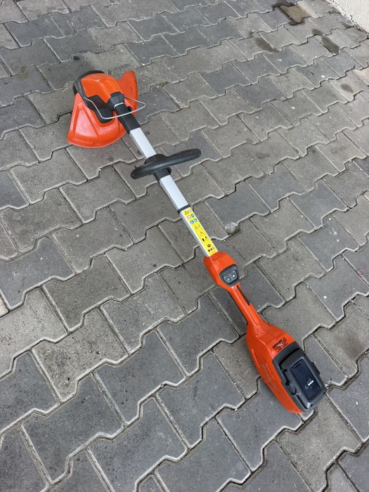 Motocoasa Husqvarna 115 iL pe baterii masina de tuns
