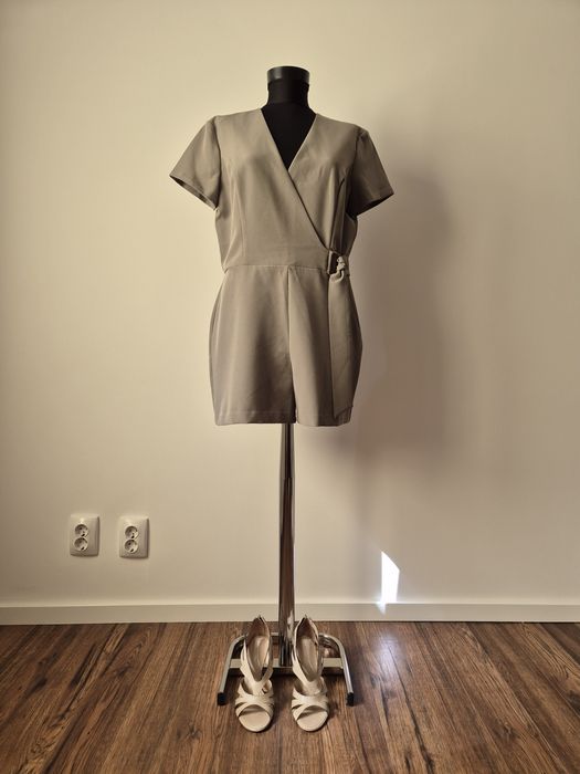 Salopeta scurta Miss Selfridge verde-gri