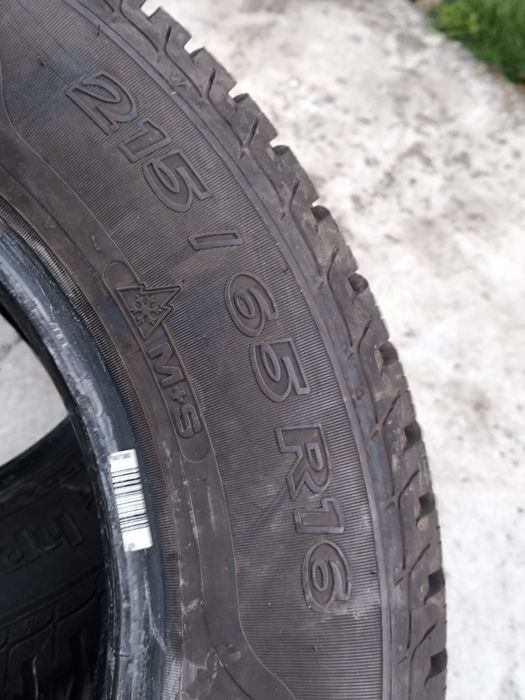 Два броя зимни гуми 215/65/R16