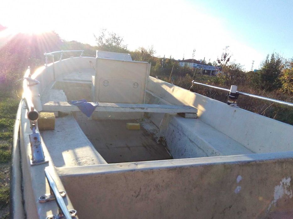 Рибарска лодка Ял 6 с бензинов или дизелов двигател