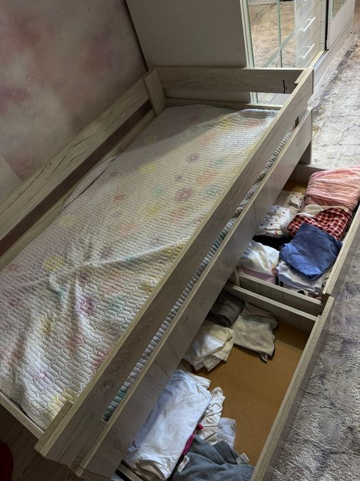 Детские  кровати и стол