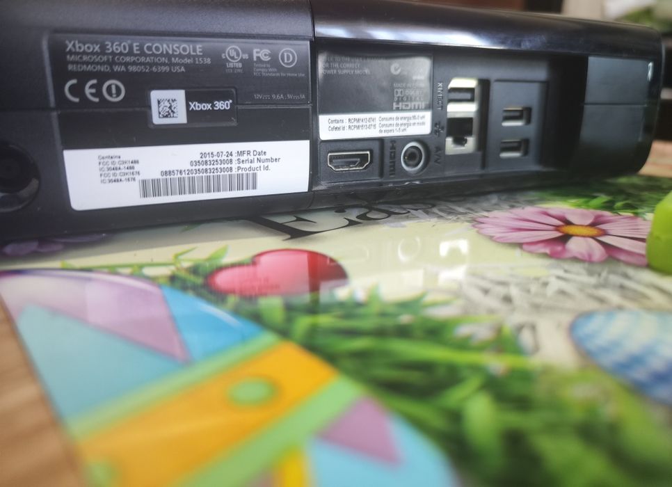 Vând Consola Retro Xbox 360e 500gb  2015 varianta rara, consum mic curent,compatibil TV tub, ideal retro si modabila,9 jocuri pe disc inclus.