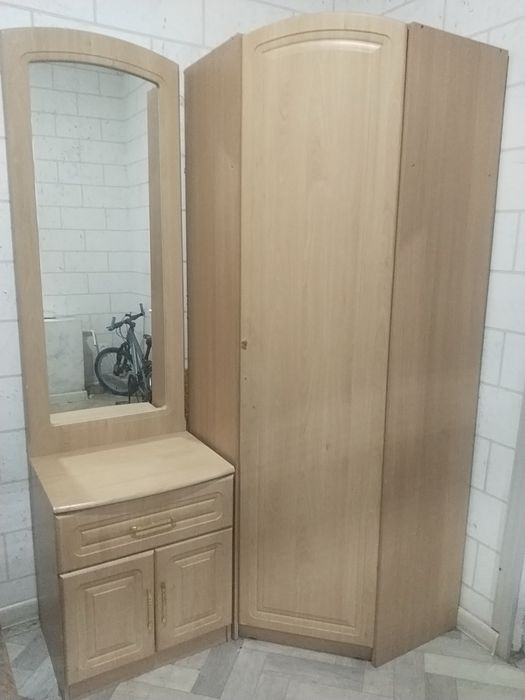 Шкаф платяной с зеркалом трюмо