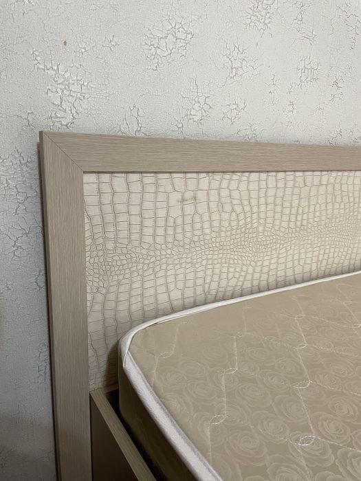 Двуспальная кровать с матрасом