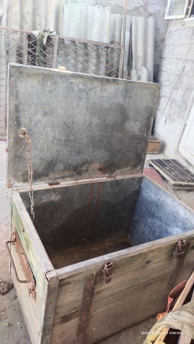 Сундук-Ларь для хранения зерна внутри обшит оцинковкой