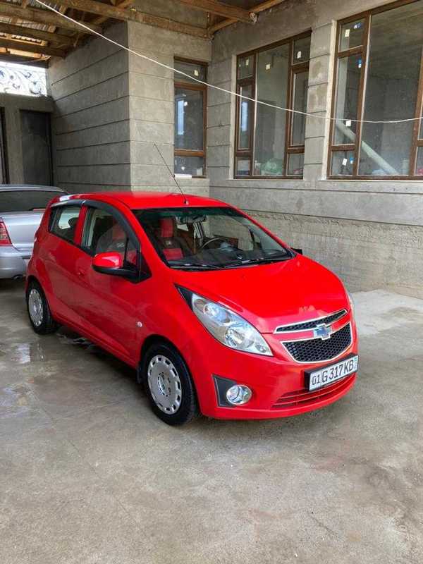 Chevrolet Spark красный