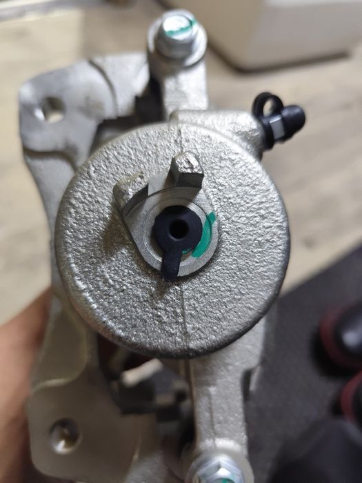 Продам передний суппорт Шевроле Лачетти