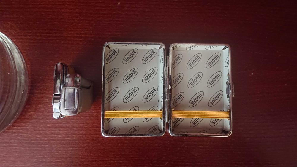 Стар масивен пепелник,запалки и здрава табакера.