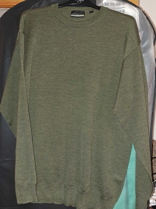 Vand bluza barbati, tricotata fin, corespunde 52, nepurtata, clasica