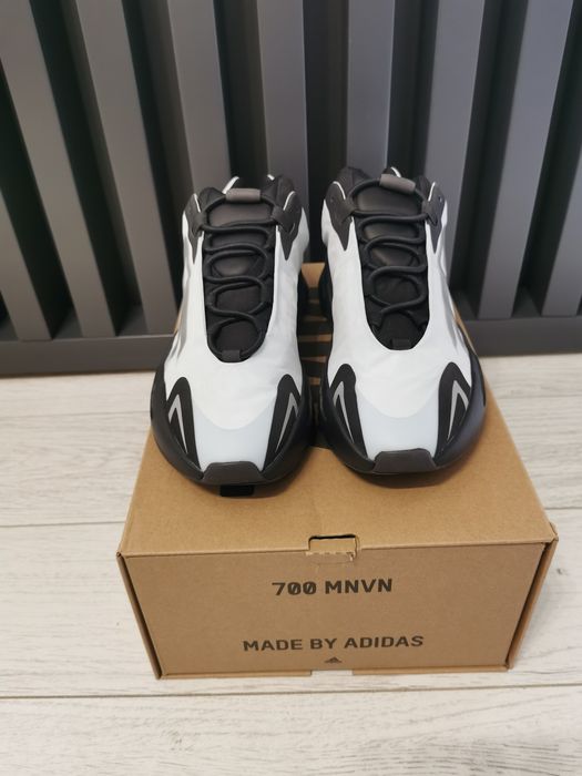 Adidas Yeezy 700 
Slonyx