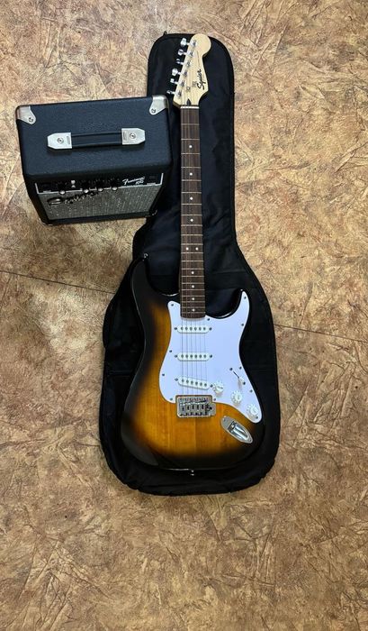 Продаю гитару Squier Stratocaster + комбо услитель в комплекте