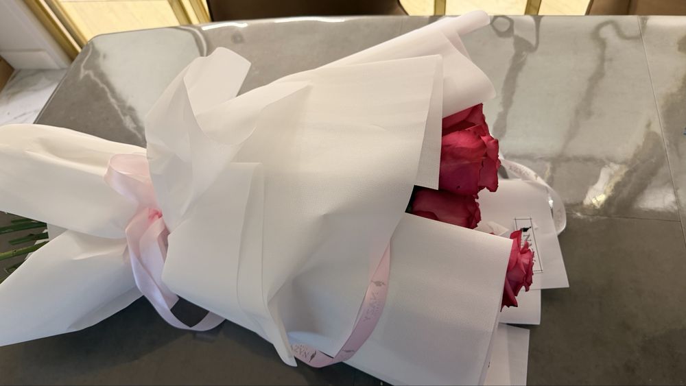 Свежие белые розы