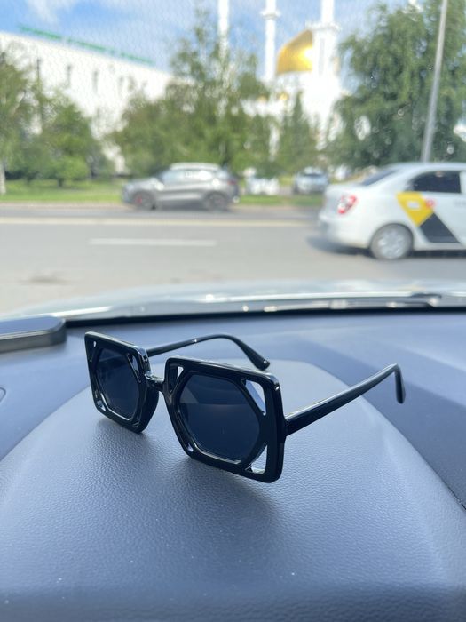Очки солнцезащитные
