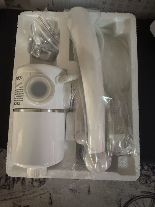 Нагревател за вода Crown CIHF-3000WM, 3kW, 1.5-2 l/min, Проточен, Стенен, Регулиране на темп, Енергоспестяващ, Бял