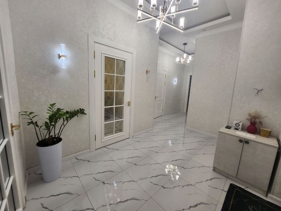 Новостройка квартира сотилади(қизиқ бўса нархи келишилади),ўзимни уйим