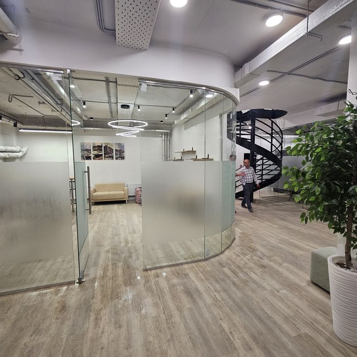 Стеклянные перегородки и душевые кабины