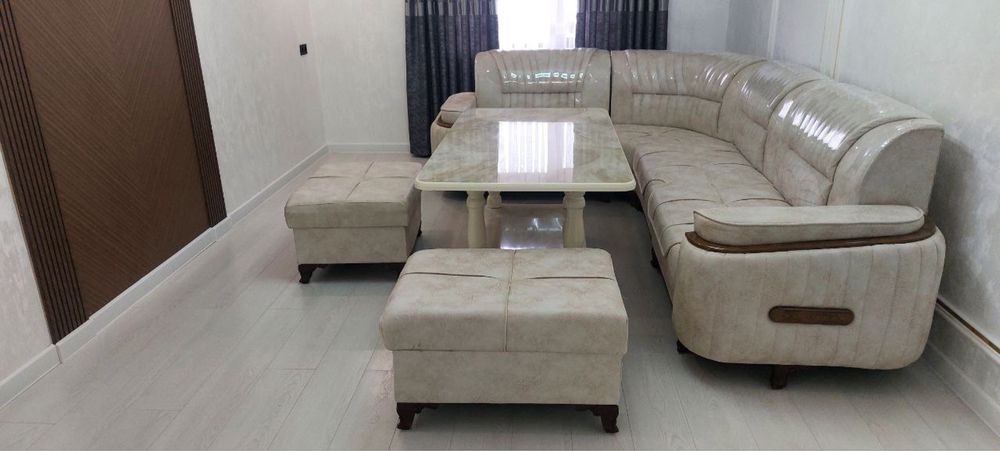 Уголок со столом в комплекте