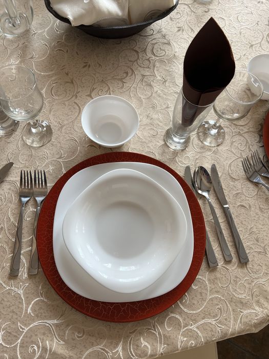 Mobilier , veselă, tacâmuri pentru sală de evenimente