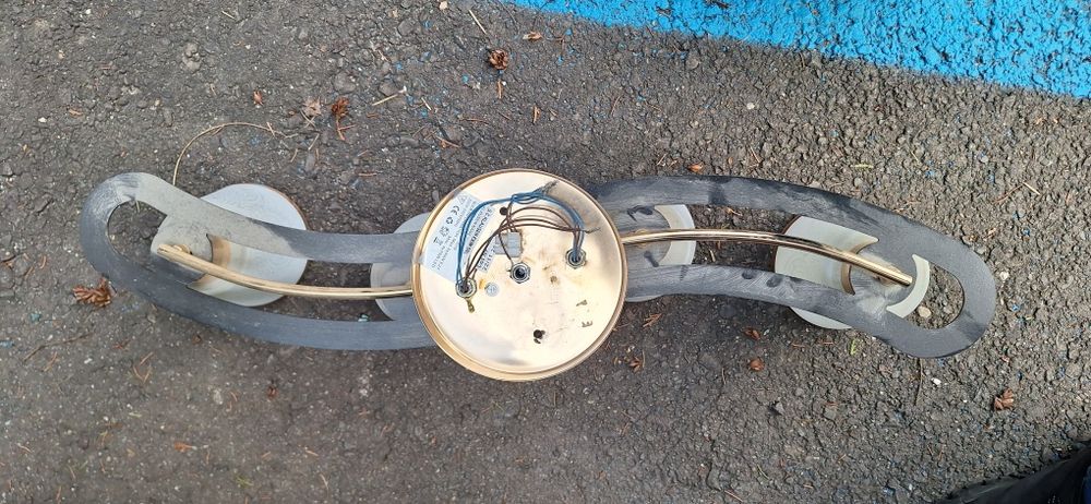 Lustra cu patru abajururi!