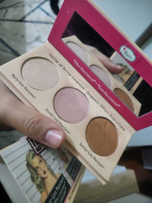 Палетка хайлайтеров The Manizer Sisters от бренда theBalm
