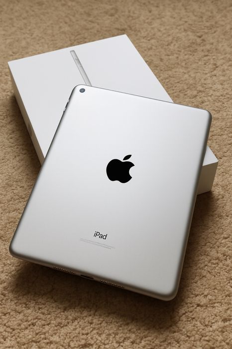 iPad 6th generation, 32gb, space gray