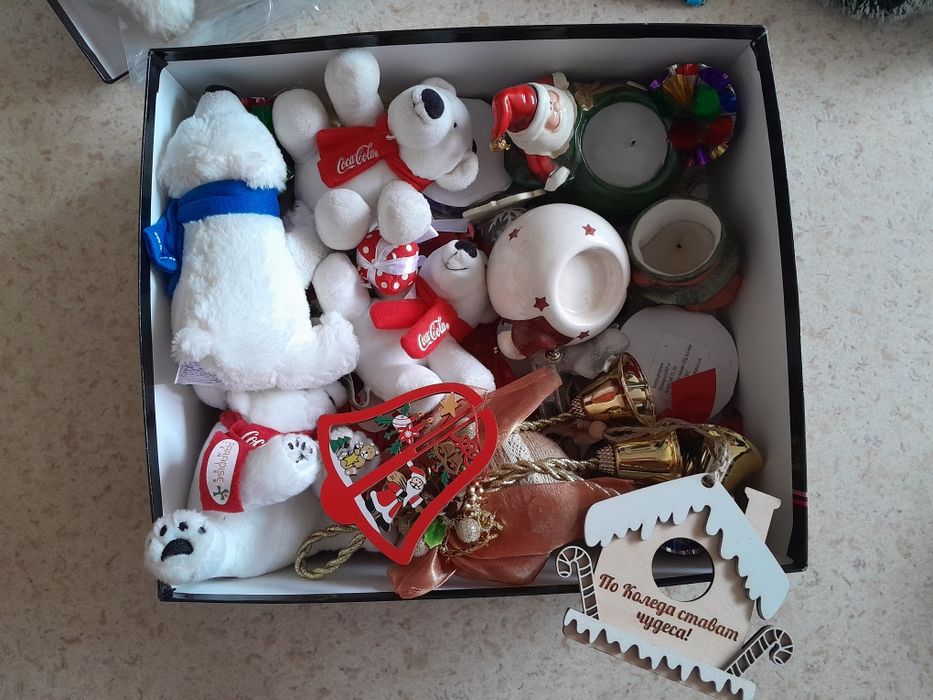 Коледна украса - елха, лампи, свещници