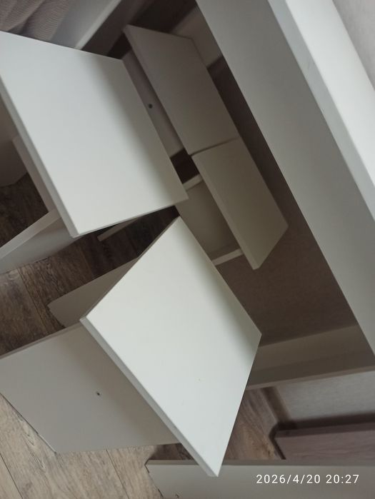 Стол белый и 4 табуретки