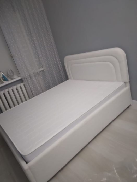 кровать двуспальная,