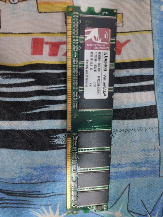 модуль оперативной памяти (RAM) для старого стационарного компьютера.