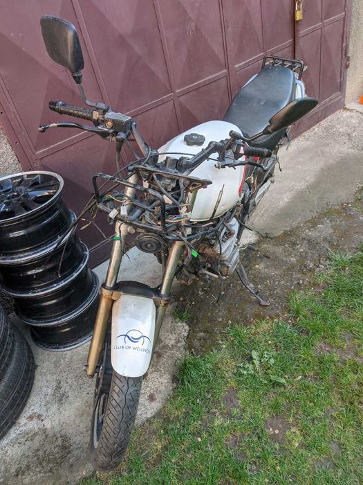 Motocicleta Yamaha XJ600 aproape completa