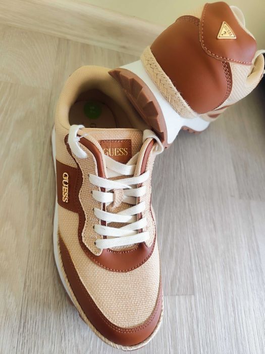 Нови оригинални спортни обувки Guess