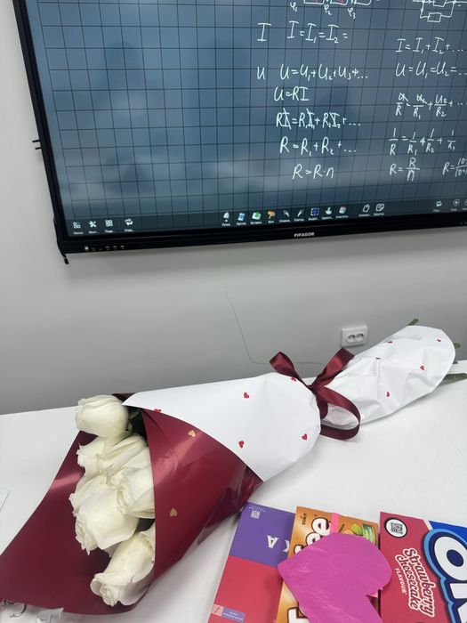 Отдам 13 белых голландских  роз !