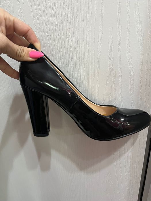 Дамски лачени обувки на ток