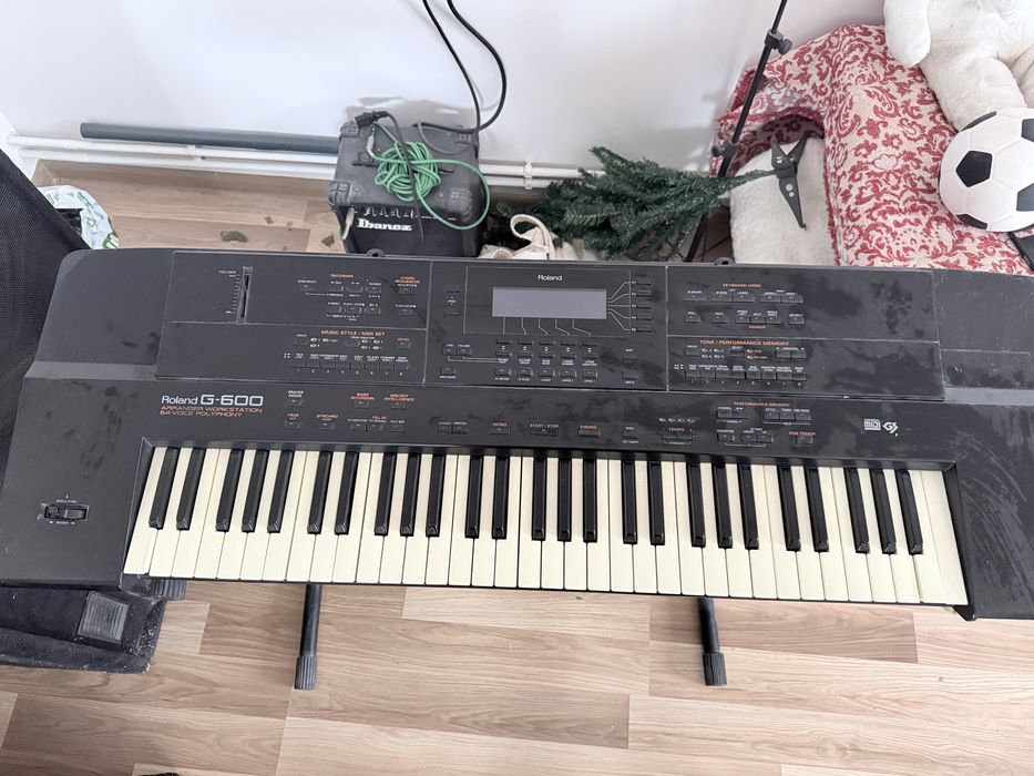 Vand orga ROLAND G-600, statie + 2 boxe de mari dimensiuni funcionale. In plus, stativ de orga si partituri