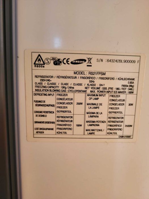 Хладилник § фризер Samsung с 2 врати и диспенсър за лед и вода