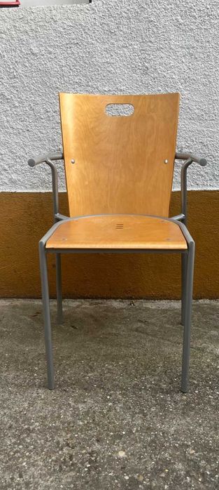 Vand scaune comode, stabile, foarte curate in stare foarte buna