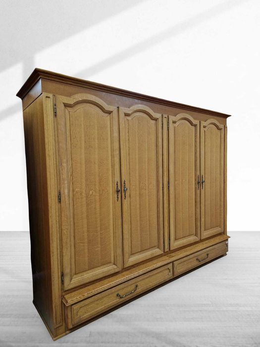 Голям четирикрилен гардероб с две чекмеджета