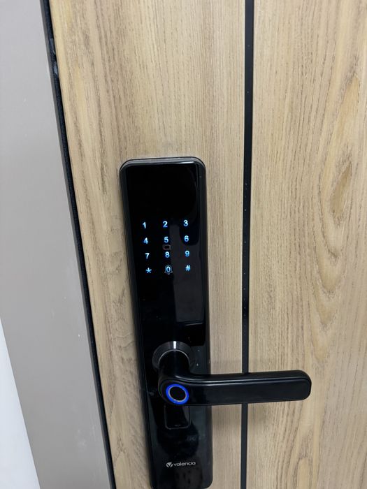 Продам входную дверь с кодом