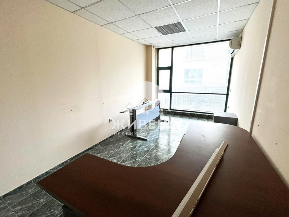 Продава офис до Червен площад, площ 136 кв.м