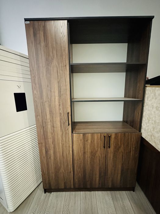 Руководительный стол с тумбой , диван раскладной , и два стула