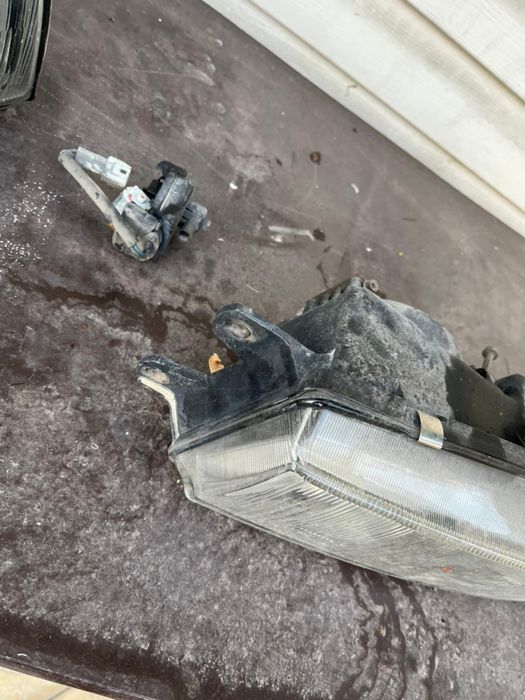 Две фары Mitsubishi lancer 88-94 год