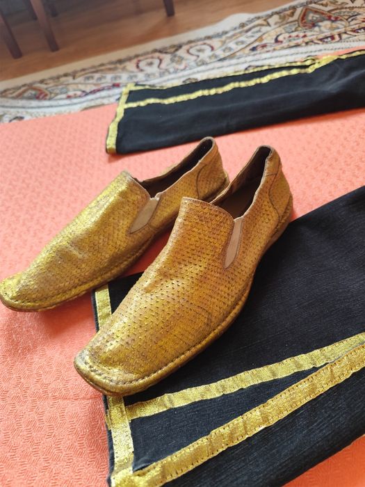 Брюки клёш, шляпа и туфли