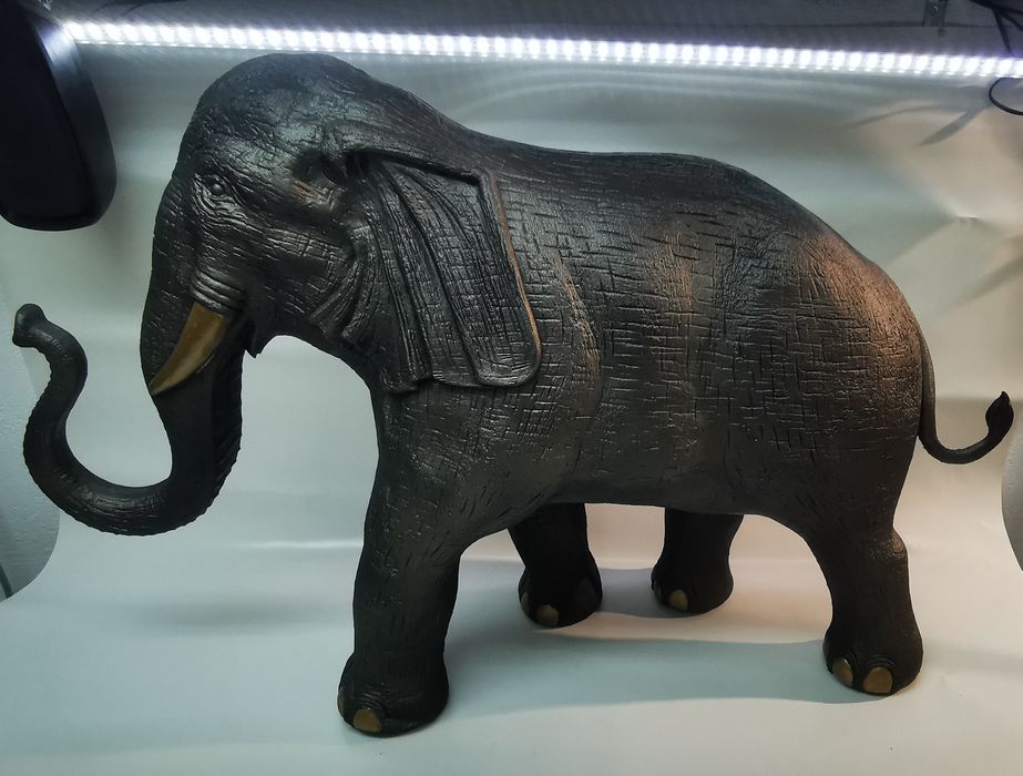 Ръчно боядисана фигура на слон