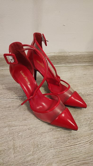 Червени лачени обувки на ток тип стилето