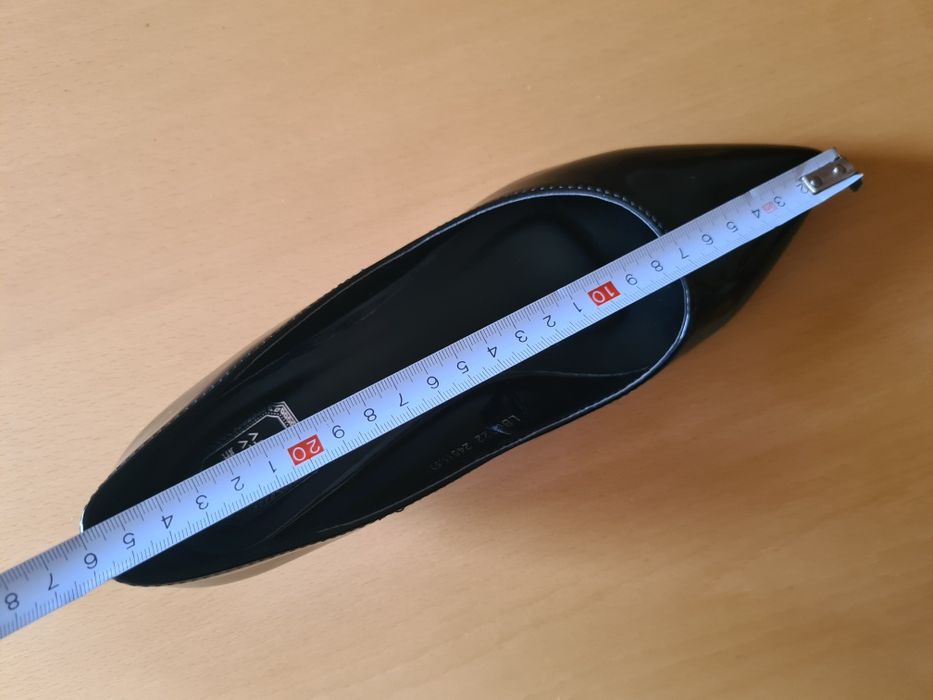 Дамски лачени обувки с ниски токчета