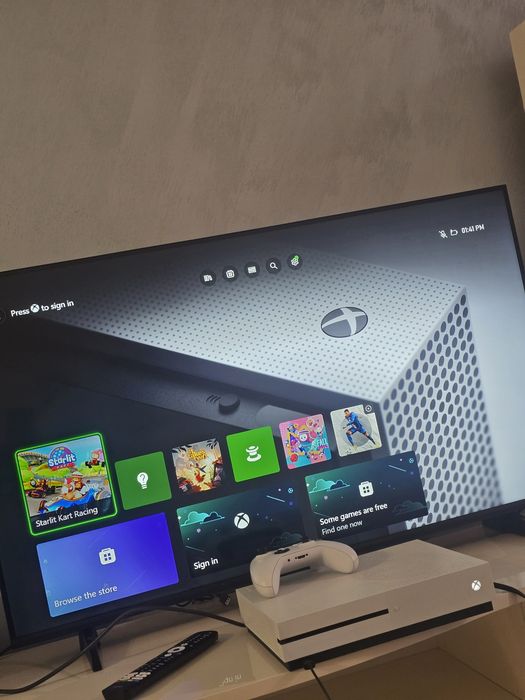 Продавам конзола Xbox One S + 2 оригинални контролера