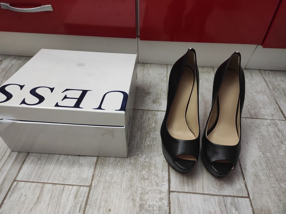 Обувки GUESS с висок ток