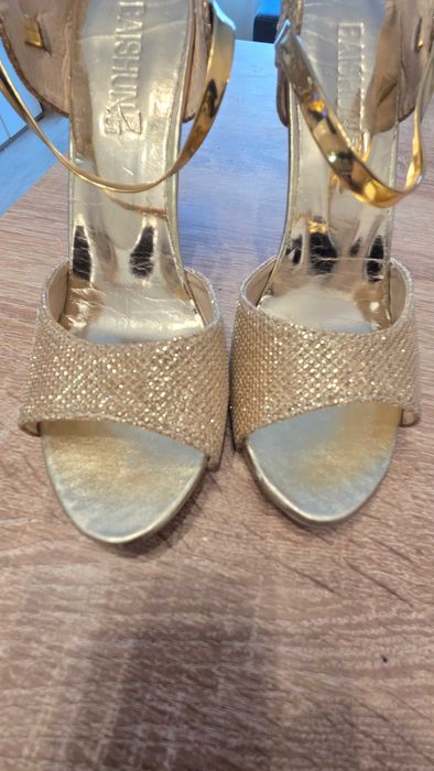 Елегантни златисти сандали.