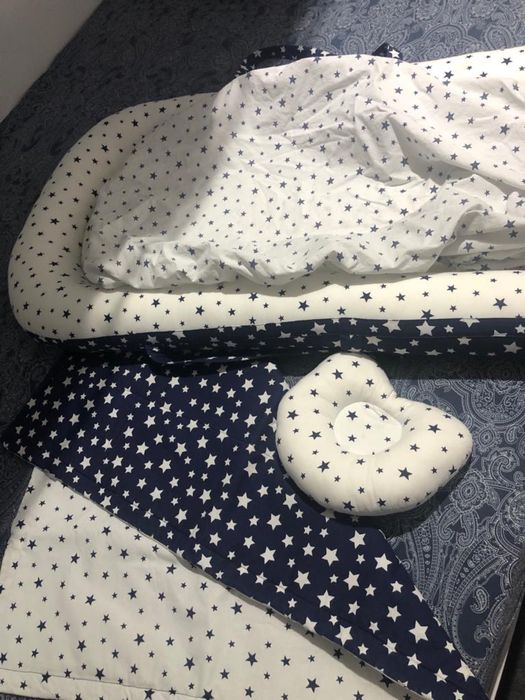 Vând set babynest Marianne's alb cu albastru și stelute