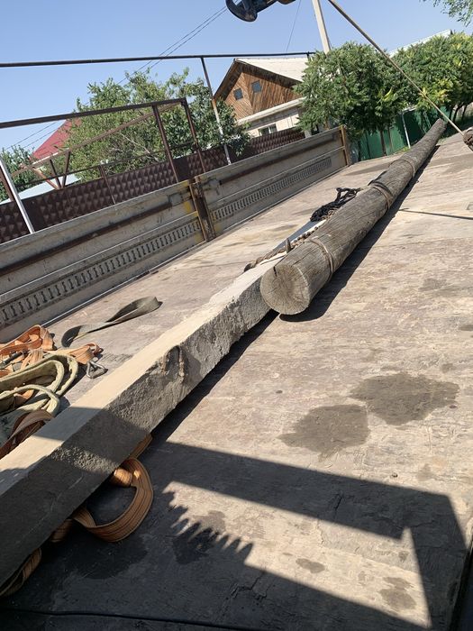 Столб с бетонным опорой